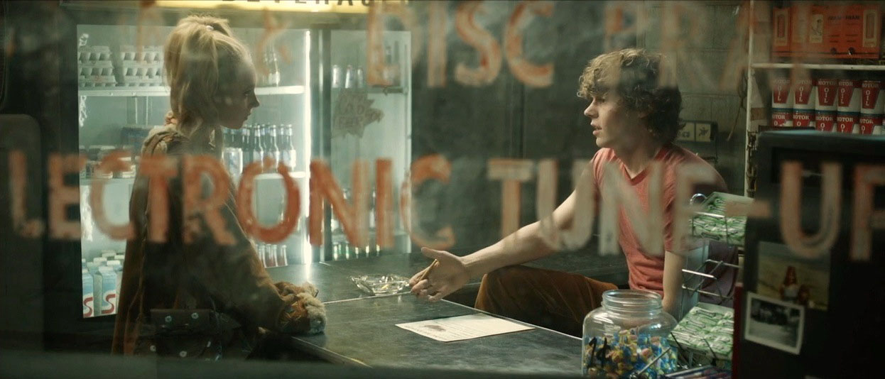 Still of Juno Temple and Evan Peters in Safelight (2015)
