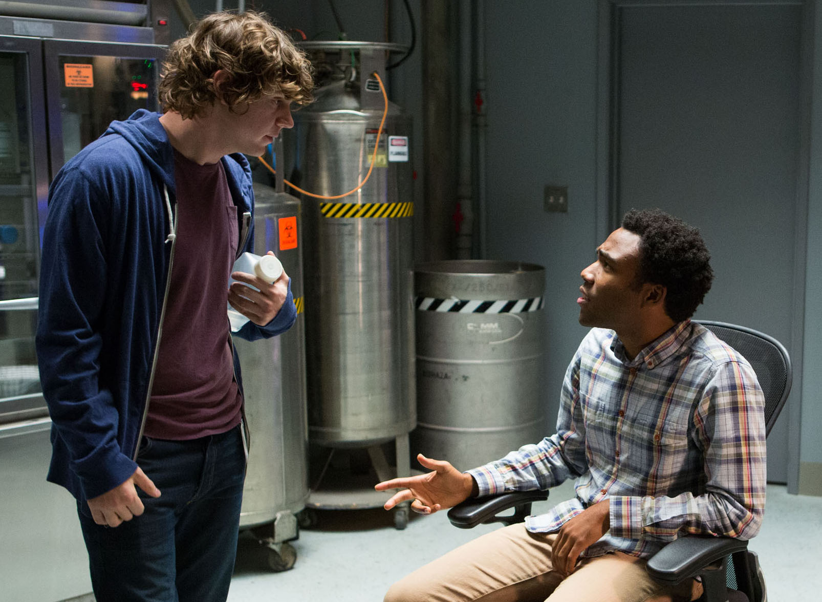 Still of Evan Peters and Donald Glover in Lozoriaus efektas (2015)