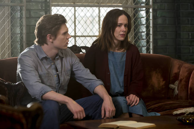 Still of Sarah Paulson and Evan Peters in Amerikietiska siaubo istorija (2011)