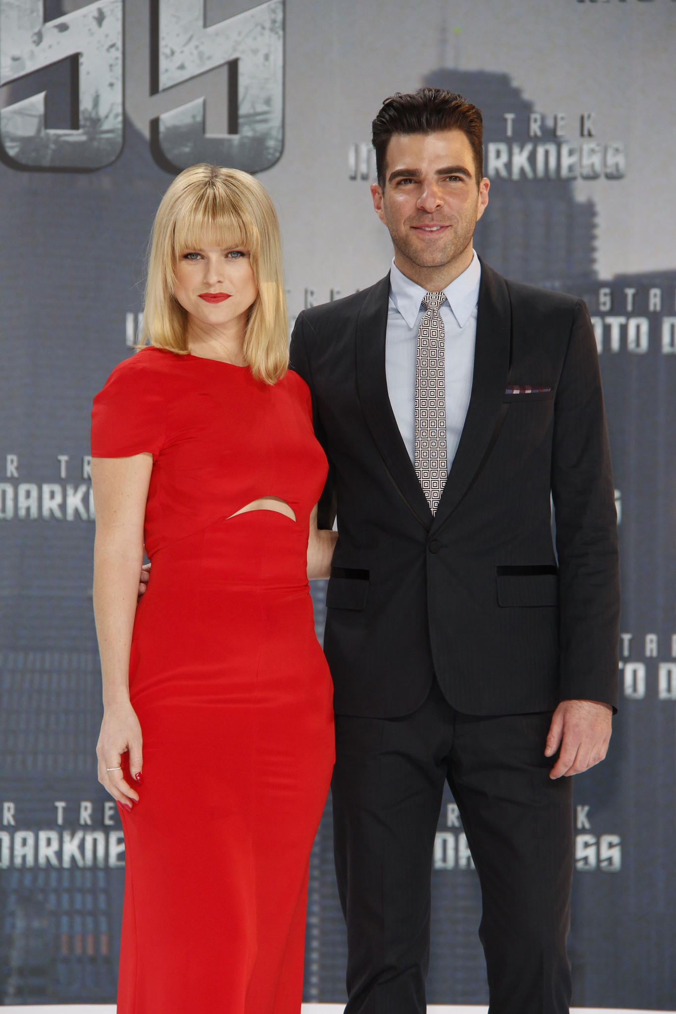 Zachary Quinto and Alice Eve at event of Tolyn i tamsa. Zvaigzdziu kelias (2013)