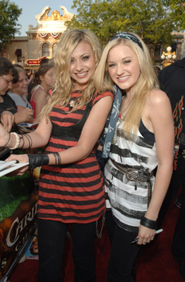 AJ Michalka and Aly Michalka at event of Karibu piratai: numirelio skrynia (2006)