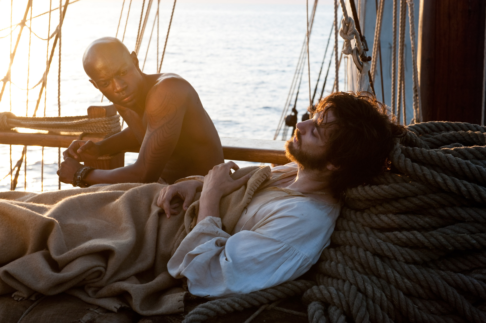 Still of Jim Sturgess and David Gyasi in Debesu zemelapis (2012)