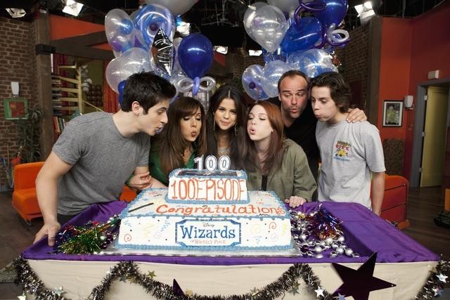 Still of Maria Canals-Barrera, David DeLuise, Jennifer Stone, David Henrie, Selena Gomez and Jake T. Austin in Wizards of Waverly Place (2007)