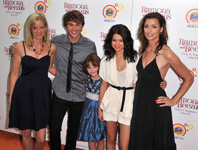 Bridget Moynahan, Selena Gomez, Joey King and Hutch Dano at event of Ramona and Beezus (2010)