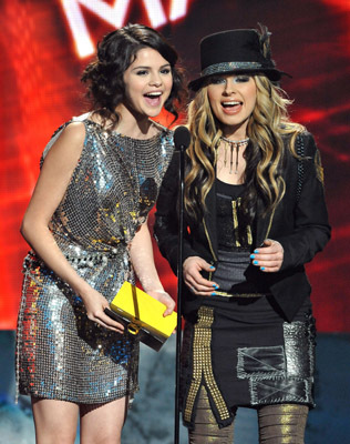 Selena Gomez and Orianthi at event of 2009 American Music Awards (2009)