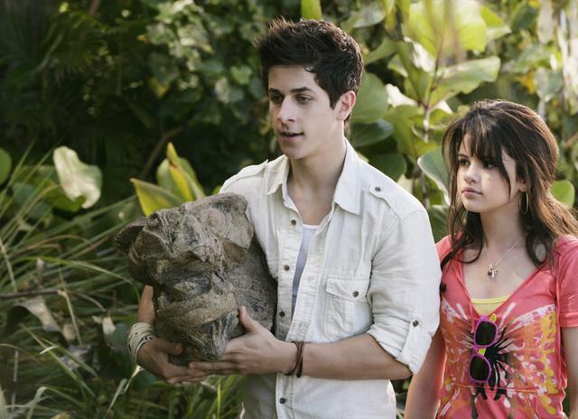 Still of David Henrie and Selena Gomez in Wizards of Waverly Place: The Movie (2009)