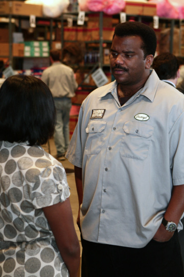 Still of Craig Robinson and Mindy Kaling in The Office (2005)