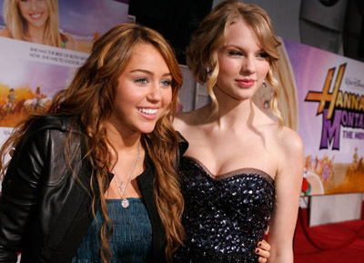 Miley Cyrus and Taylor Swift at event of Hana Montana: filmas (2009)