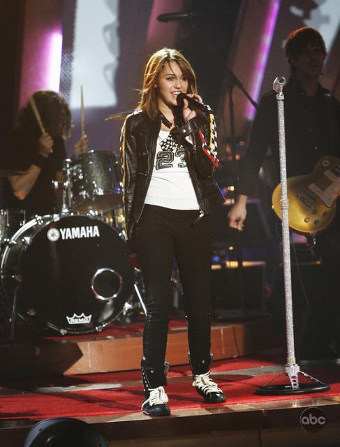 Still of Miley Cyrus in Dancing with the Stars (2005)