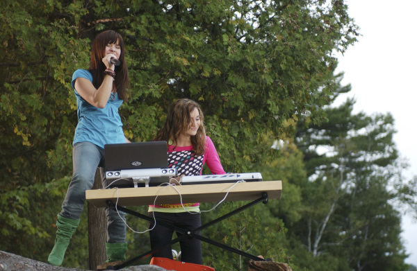 Still of Alyson Stoner and Demi Lovato in Camp Rock (2008)