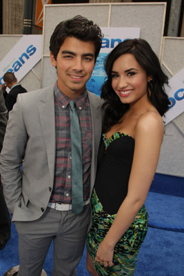 Demi Lovato and Joe Jonas at event of Océans (2009)