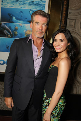 Pierce Brosnan and Demi Lovato at event of Océans (2009)
