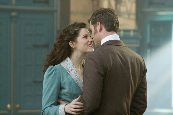 Still of Jonathan Harker, Jessica De Gouw and Oliver Jackson-Cohen in Dracula (2013)