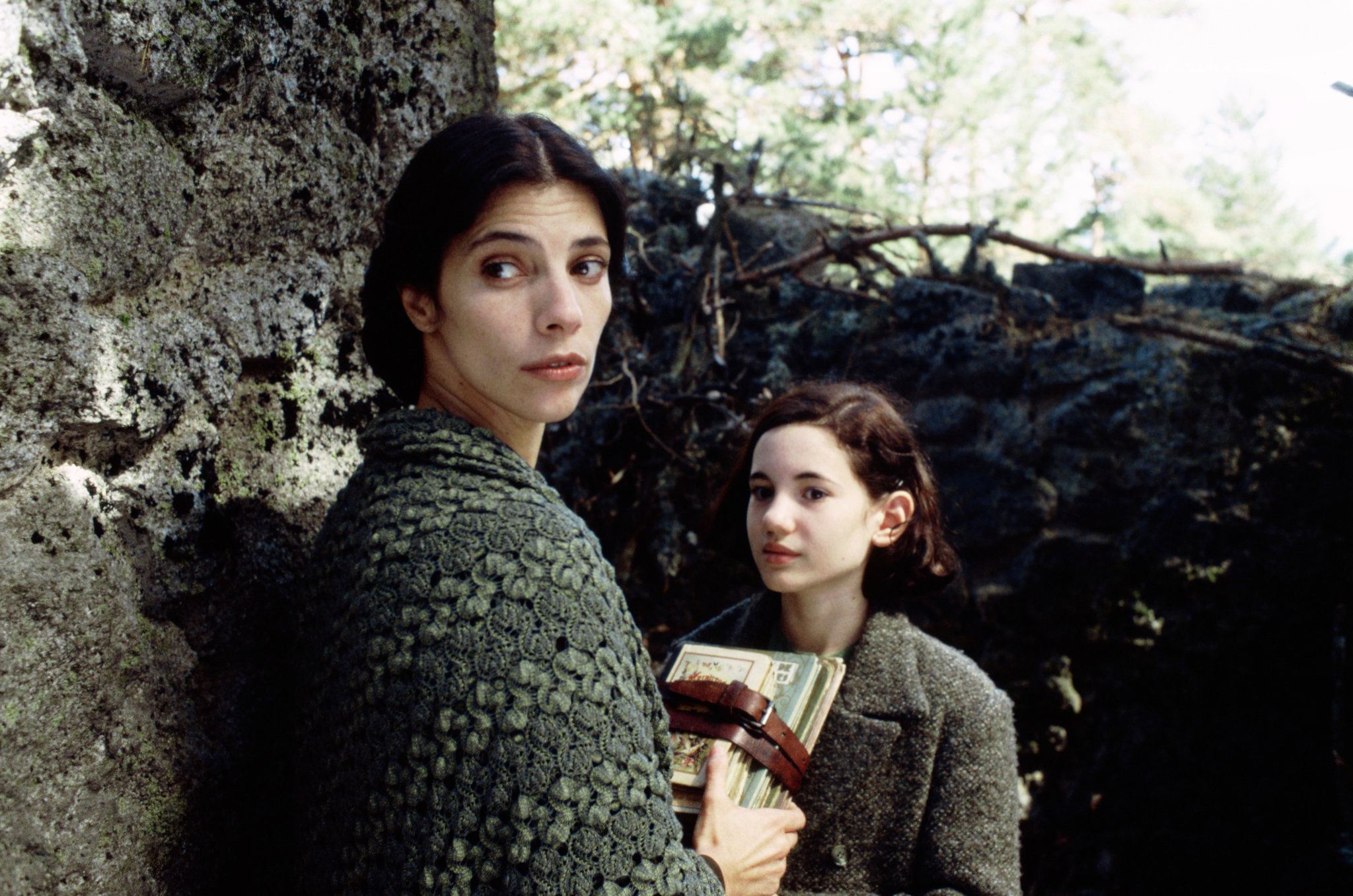 Still of Maribel Verdú and Ivana Baquero in Pan's Labyrinth (2006)