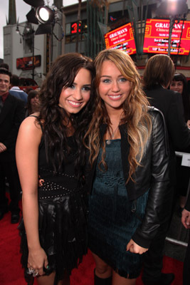 Miley Cyrus and Demi Lovato at event of Hana Montana: filmas (2009)