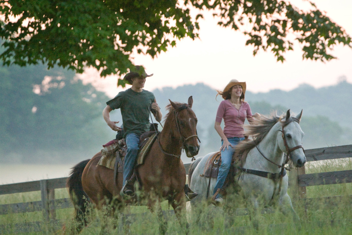 Still of Lucas Till and Miley Cyrus in Hana Montana: filmas (2009)