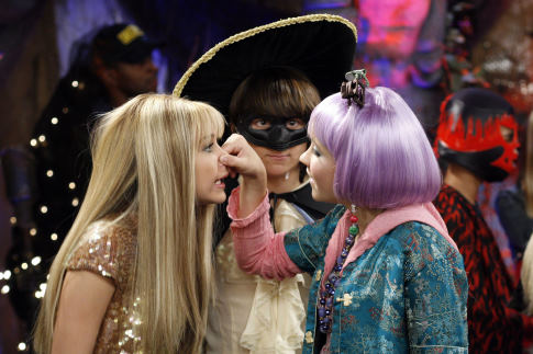 Still of Emily Osment, Mitchel Musso and Miley Cyrus in Hannah Montana (2006)