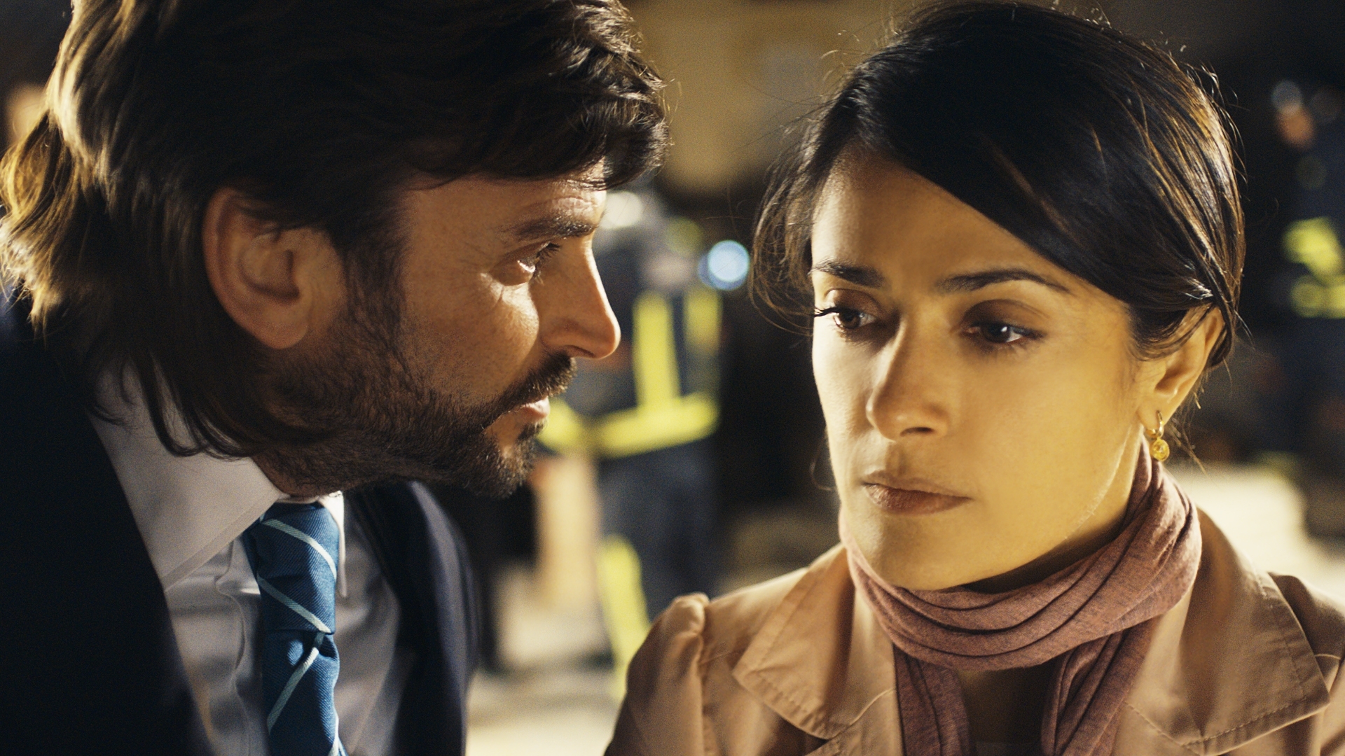 Still of Salma Hayek and Fernando Tejero in La chispa de la vida (2011)