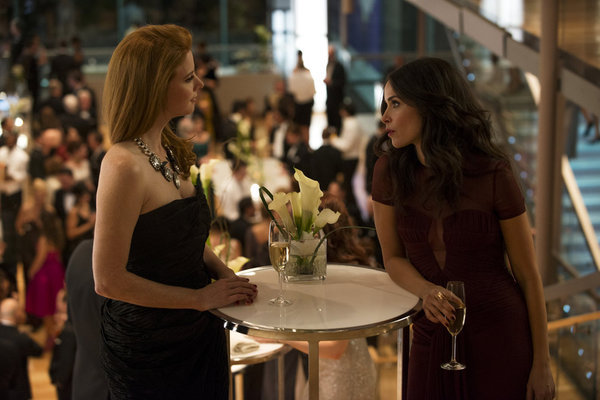 Still of Abigail Spencer and Sarah Rafferty in Suits (2011)