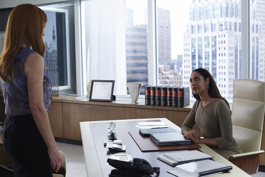 Still of Gina Torres and Sarah Rafferty in Suits (2011)