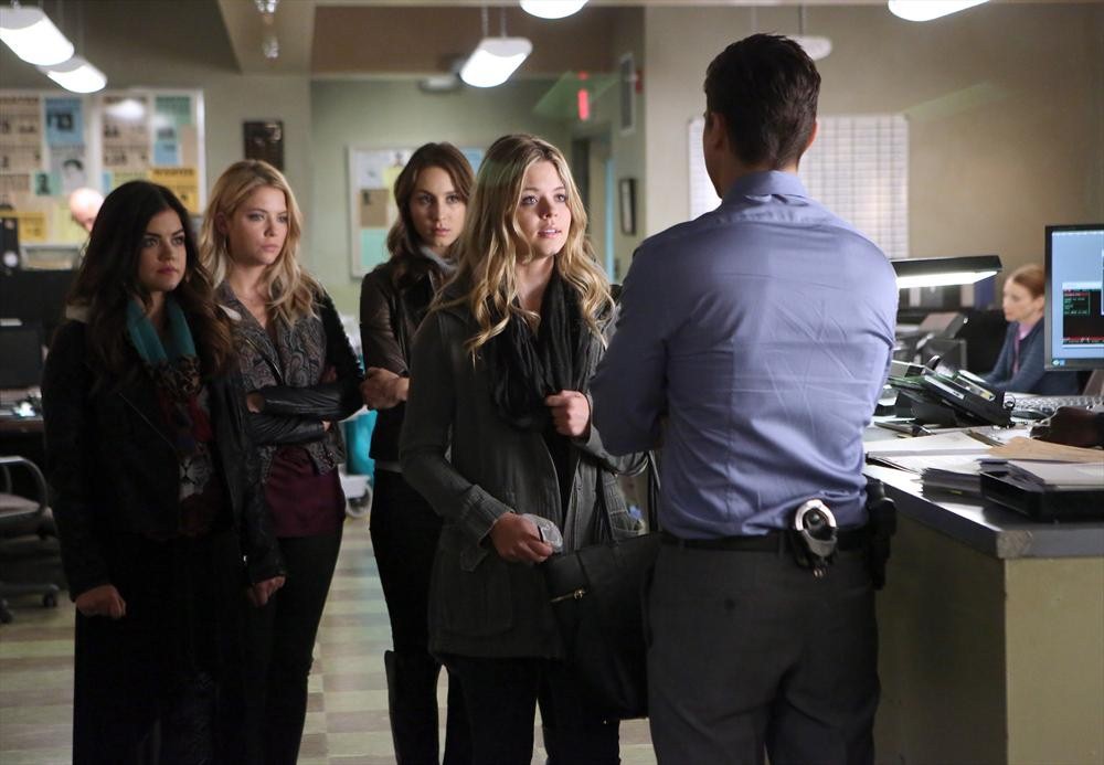 Still of Troian Bellisario, Sasha Pieterse, Lucy Hale, Ashley Benson and Gilles Mingasson in Jaunosios melages (2010)