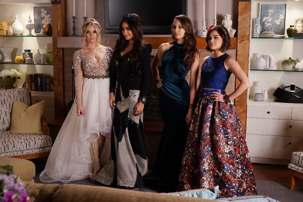 Still of Troian Bellisario, Lucy Hale, Ashley Benson and Shay Mitchell in Jaunosios melages (2010)