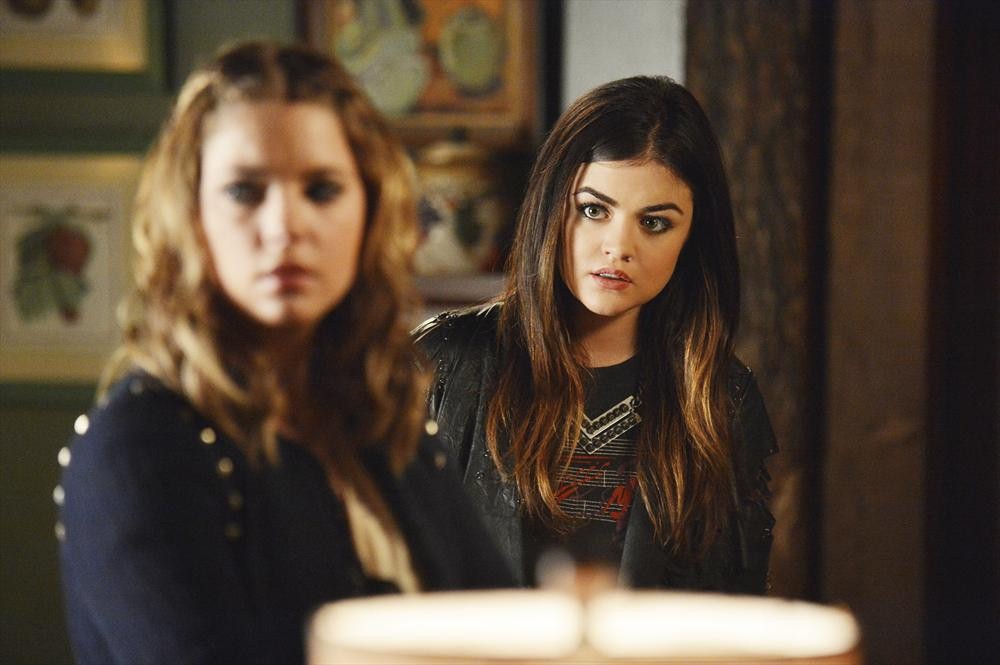 Still of Lucy Hale and Ashley Benson in Jaunosios melages (2010)