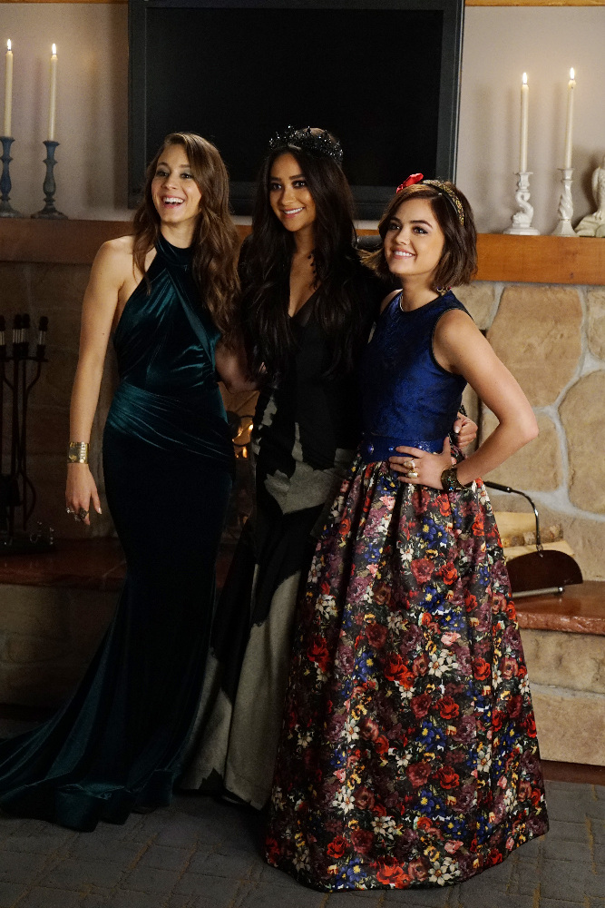 Still of Troian Bellisario, Lucy Hale and Shay Mitchell in Jaunosios melages (2010)