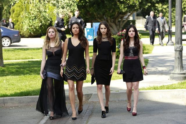 Still of Troian Bellisario, Lucy Hale, Ashley Benson and Shay Mitchell in Jaunosios melages (2010)