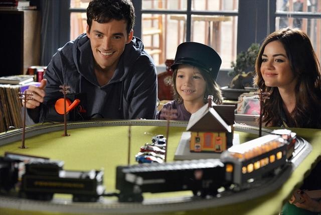 Still of Lucy Hale, Ian Harding and Teo Briones in Jaunosios melages (2010)