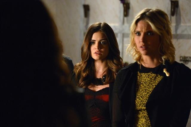 Still of Lucy Hale and Ashley Benson in Jaunosios melages (2010)