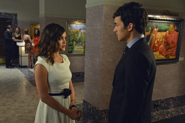 Still of Lucy Hale and Ian Harding in Jaunosios melages (2010)