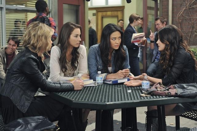 Still of Troian Bellisario, Lucy Hale, Ashley Benson and Shay Mitchell in Jaunosios melages (2010)