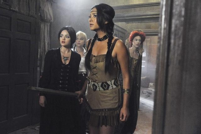 Still of Troian Bellisario, Lucy Hale, Ashley Benson and Shay Mitchell in Jaunosios melages (2010)