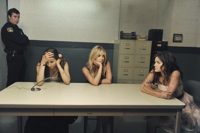 Still of Troian Bellisario, Lucy Hale and Ashley Benson in Jaunosios melages (2010)