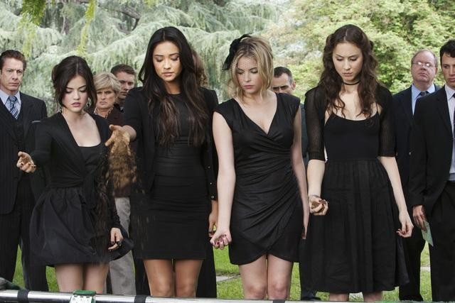 Still of Troian Bellisario, Lucy Hale, Ashley Benson and Shay Mitchell in Jaunosios melages (2010)