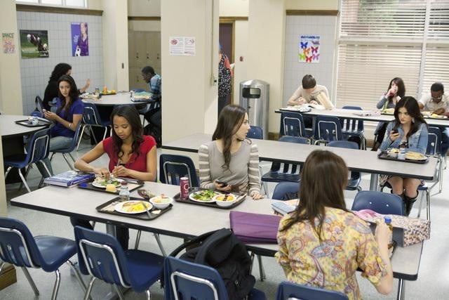 Still of Troian Bellisario, Lucy Hale and Shay Mitchell in Jaunosios melages (2010)