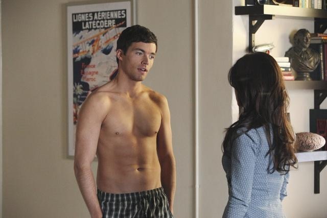 Still of Lucy Hale and Ian Harding in Jaunosios melages (2010)