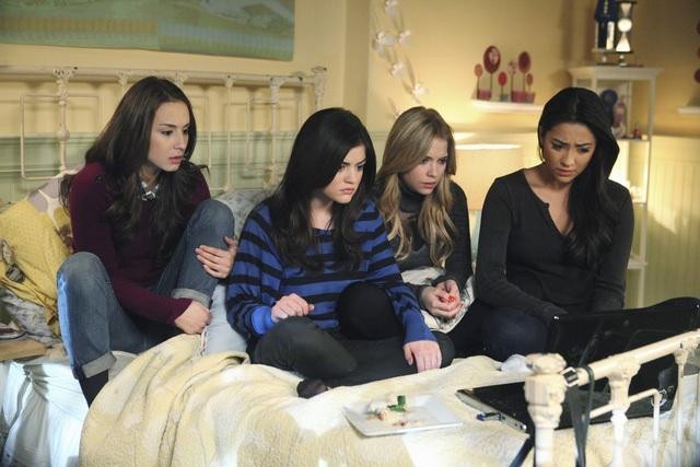 Still of Troian Bellisario, Lucy Hale, Ashley Benson and Shay Mitchell in Jaunosios melages (2010)