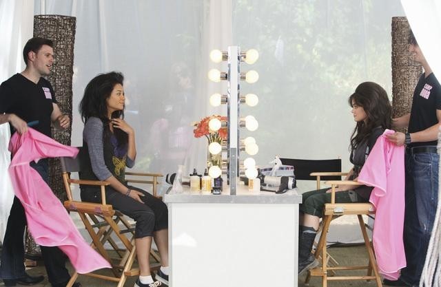 Still of Lucy Hale and Shay Mitchell in Jaunosios melages (2010)