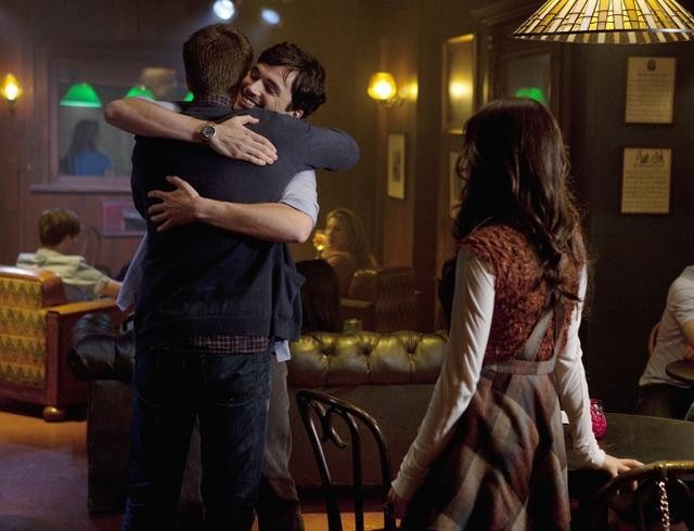 Still of Patrick J. Adams, Lucy Hale and Ian Harding in Jaunosios melages (2010)