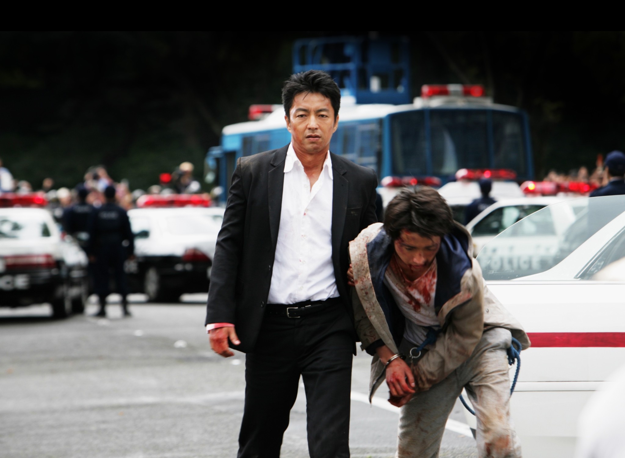 Still of Tatsuya Fujiwara and Takao Ohsawa in Wara no tate (2013)