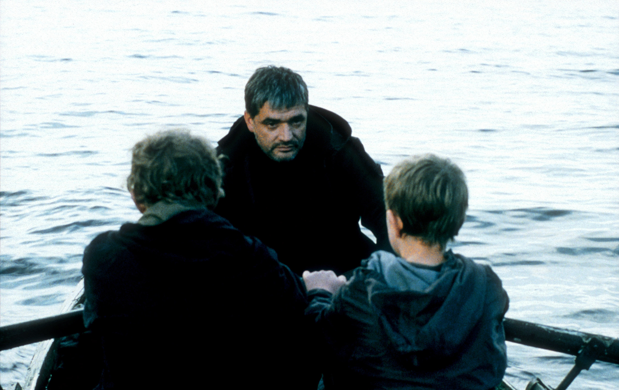 Still of Konstantin Lavronenko, Ivan Dobronravov and Vladimir Garin in Vozvrashchenie (2003)