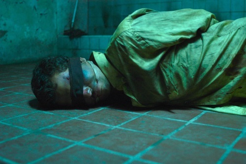 Still of Roberto Urbina in Hacia la oscuridad (2007)