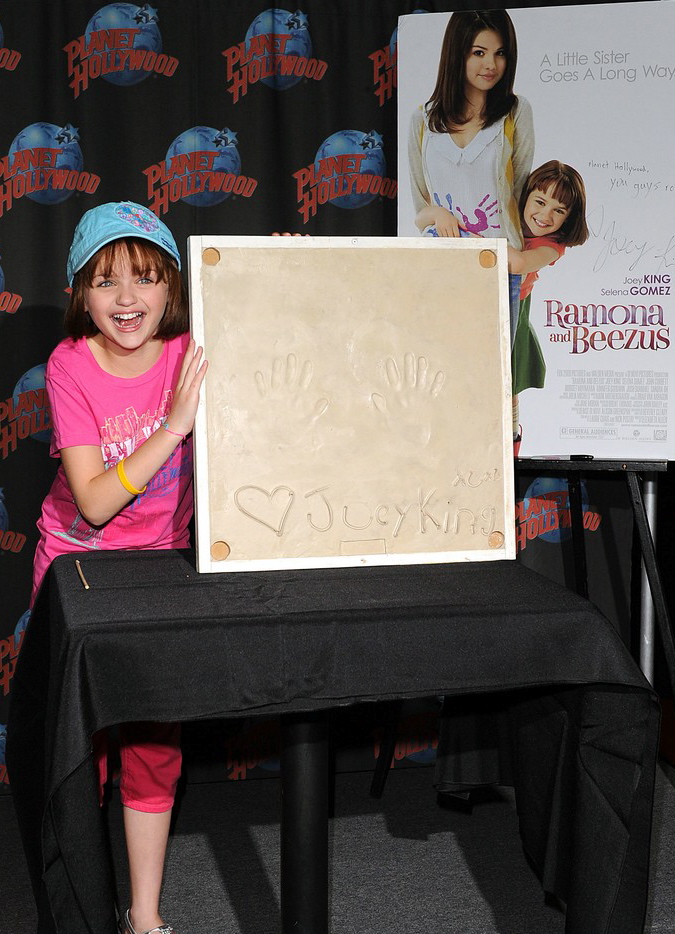 Joey King displays her newly made handprints to fans and press at Planet Hollywood