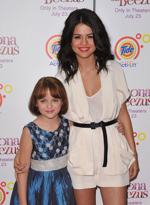 Selena Gomez and Joey King at event of Ramona and Beezus (2010)