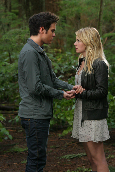 Still of Thomas Dekker and Britt Robertson in The Secret Circle (2011)