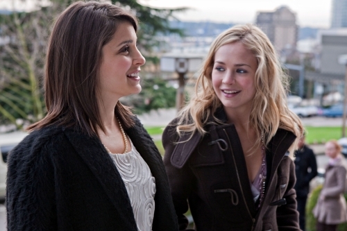 Still of Shiri Appleby and Britt Robertson in Life Unexpected (2010)