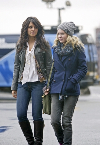 Still of Shiri Appleby and Britt Robertson in Life Unexpected (2010)