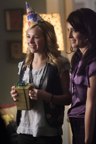 Still of Shiri Appleby and Britt Robertson in Life Unexpected (2010)